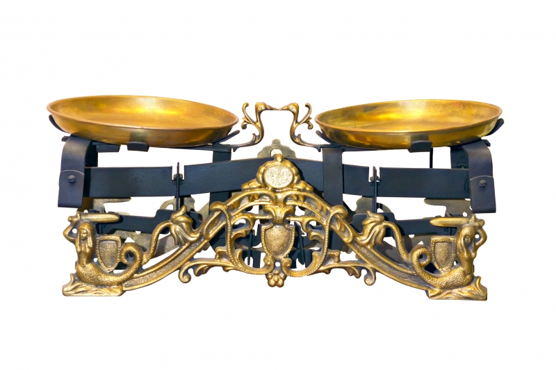 2375556-old-scales-with-copper-bowls